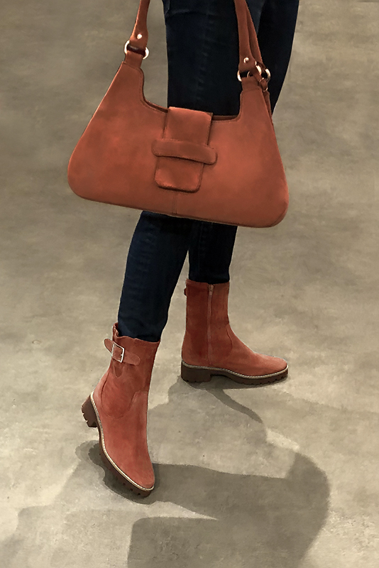 Boots habillees femme orange corail Boots avec des boucles sur le cote Bout rond. Semelle gomme petit talon. Modele Mi Brando Paris Sport